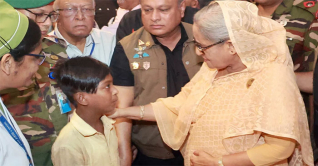 অসহায় শিশু রাব্বির দায়িত্ব নিলেন প্রধানমন্ত্রী