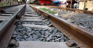 গরুকে বাঁচাতে গিয়ে ট্রেনে কাটা পড়ে বৃদ্ধার মৃত্যু