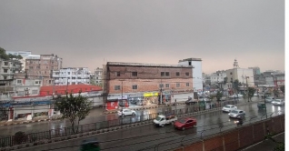 কালো মেঘে আকাশ ঢেকে বৃষ্টি নামল ঢাকায় কালো মেঘে আকাশ ঢেকে বৃষ্টি নামল ঢাকায়