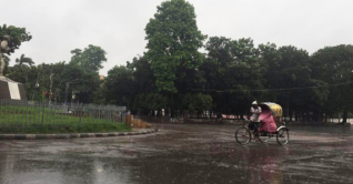 রাজধানীতে দমকা হাওয়াসহ বজ্রবৃষ্টি, ভোগান্তিতে নগরবাসী