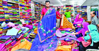 ঈদে রাজশাহীর সিল্কের কাপড় কিনতে ক্রেতাদের ভিড় ঈদে রাজশাহীর সিল্কের কাপড় কিনতে ক্রেতাদের ভিড়