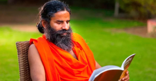 নারীদের পোশাক নিয়ে বিতর্কিত মন্তব্য করে বিপাকে রামদেব