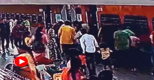 ট্রেনে উঠতে গিয়ে প্ল্যাটফর্মের ফাঁকে পড়লেন এক নারী ট্রেনে উঠতে গিয়ে প্ল্যাটফর্মের ফাঁকে পড়লেন এক নারী