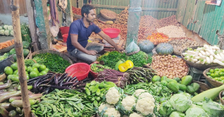 রংপুরে কমেছে মাছ-মুরগি-সবজির দাম রংপুরে কমেছে মাছ-মুরগি-সবজির দাম