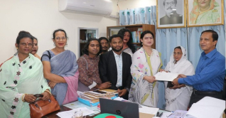 রংপুর-৩ আসন: মনোনয়ন ফরম কিনেছেন তৃতীয় লিঙ্গের রানী রংপুর-৩ আসন: মনোনয়ন ফরম কিনেছেন তৃতীয় লিঙ্গের রানী