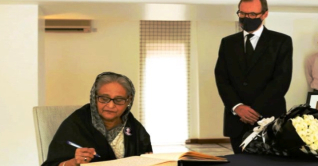 রানির প্রয়াণে ব্রিটিশ হাইকমিশনের শোক বইতে প্রধানমন্ত্রীর স্বাক্ষর