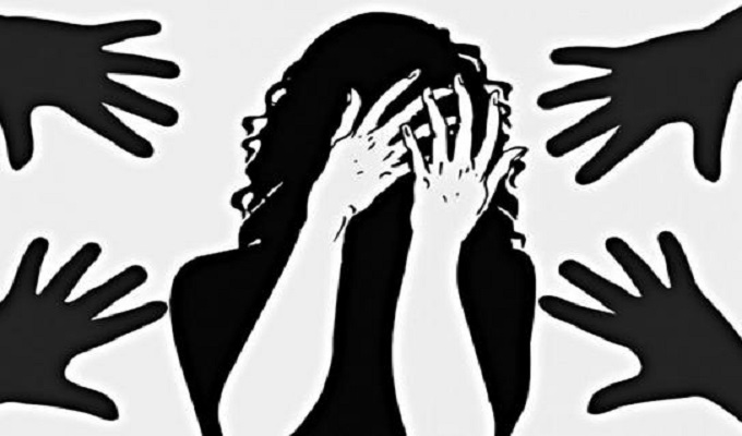 চলন্ত বাসে ধর্ষণ চেষ্টা, জানালা দিয়ে লাফিয়ে বাঁচলেন তরুণী