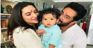 সন্তানকে বুকে নিয়ে আবেগপ্রবণ রাজ-শুভশ্রী