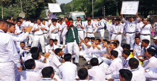 সড়ক আটকে রেসিডেন্সিয়াল কলেজের শিক্ষার্থীদের অবরোধ সড়ক আটকে রেসিডেন্সিয়াল কলেজের শিক্ষার্থীদের অবরোধ