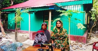 নতুন ঘর পেয়ে খুশি বিধবা মনোয়ারা বেগম