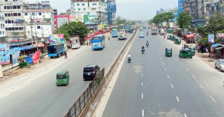 ঢাকার রাস্তা এখনো ফাঁকা, নেই যানজট ঢাকার রাস্তা এখনো ফাঁকা, নেই যানজট