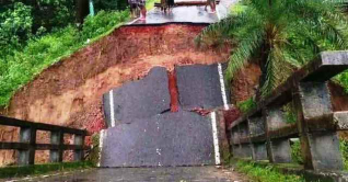 সেতু ধসে পড়ে বান্দরবান-রাঙামাটি সড়ক যোগাযোগ বিচ্ছিন্ন সেতু ধসে পড়ে বান্দরবান-রাঙামাটি সড়ক যোগাযোগ বিচ্ছিন্ন