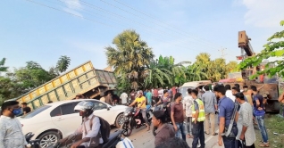 খুলনায় সড়ক দুর্ঘটনায় স্বামী-স্ত্রীসহ নিহত ৪ খুলনায় সড়ক দুর্ঘটনায় স্বামী-স্ত্রীসহ নিহত ৪