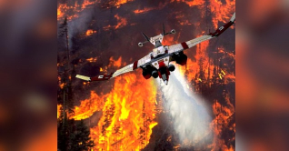 আগুন নেভাবে উড়ন্ত ড্রাগন রোবট