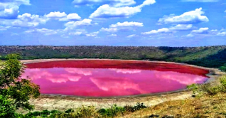 পানির রঙ গোলাপি, রহস্যে ঘেরা লোনার হ্রদ