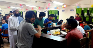 সাহরিতে সাশ্রয়ী খাবারের খোঁজে ছোটাছুটি ঢাবি শিক্ষার্থীদের সাহরিতে সাশ্রয়ী খাবারের খোঁজে ছোটাছুটি ঢাবি শিক্ষার্থীদের