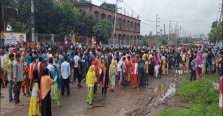 বকেয়া বেতনের দাবিতে গাজীপুরে শ্রমিক বিক্ষোভ