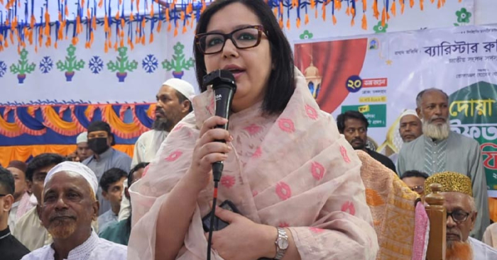 সাংবাদিকদের সাথে কথা বলছেন ব্রাহ্মণবাড়িয়া-২ আসনের সংসদ সদস্য ব্যারিস্টার রুমিন ফারহানা।