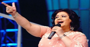 নিজের গানে মডেল রুনা লায়লা