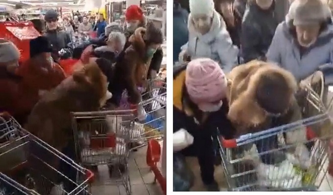 সুপার মার্কেটে চিনির জন্য কাড়াকাড়ি চলছে। ছবি- টুইটার