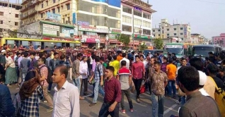 রাজধানীতে বাসচাপায় শিক্ষার্থী নিহত, শিক্ষার্থীদের অবরোধ