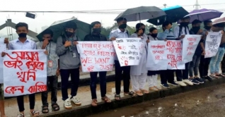 বৃষ্টি উপেক্ষা করে সড়কে শিক্ষার্থীরা
