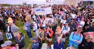 ট্রাম্পবিরোধী বিক্ষোভে উত্তাল যুক্তরাষ্ট্র 