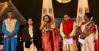 কলকাতায় আজীবন সম্মানিত সাবিনা ইয়াসমিন