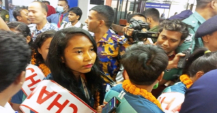 সাফজয়ী নারী ফুটবলারদের ব্যাগ থেকে টাকা চুরি সাফজয়ী নারী ফুটবলারদের ব্যাগ থেকে টাকা চুরি