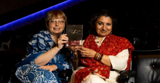 বুকার পুরস্কার জিতলো ভারতীয় উপন্যাস ‘টম্ব অফ স্যান্ড’