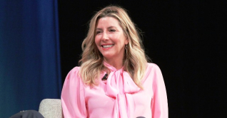 বোনাস পেয়ে আনন্দে আত্মহারা কর্মীরা, সারাই বিশ্বসেরা বস