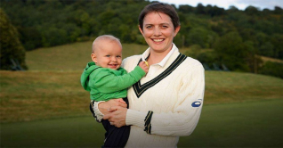 ম্যাচের বিরতিতে শিশুকে দুগ্ধপান করান এই নারী ক্রিকেটার ম্যাচের বিরতিতে শিশুকে দুগ্ধপান করান এই নারী ক্রিকেটার