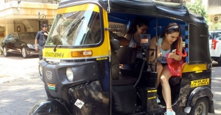 এই গরমে অটোয় চড়ে কোথায় যাচ্ছে সারা