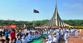 শহীদদের প্রতি শ্রদ্ধা জানাতে স্মৃতিসৌধে মানুষের ঢল