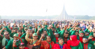 জাতীয় স্মৃতিসৌধে মানুষের ঢল, বিনম্র শ্রদ্ধায় শহীদদের স্মরণ