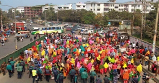 সাভারে পোশাক শ্রমিকদের বিক্ষোভ, শতাধিক কারখানা ছুটি