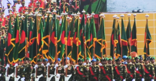 বর্ণাঢ্য কুচকাওয়াজে স্বাধীনতা দিবস উদযাপন