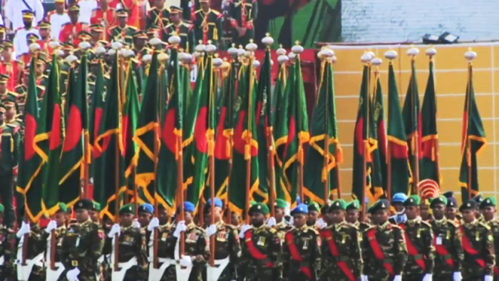 বর্ণাঢ্য কুচকাওয়াজে স্বাধীনতা দিবস উদযাপন