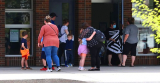 বন্দুক হামলার আতঙ্কে কানাডায় শিক্ষাপ্রতিষ্ঠান বন্ধ