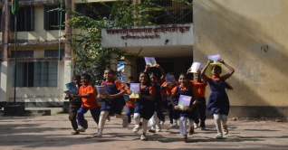 নতুন বই পেয়ে শিক্ষার্থীরা খুশি