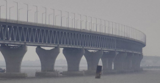 পদ্মা সেতুতে প্রথমবারের মতো জ্বললো ল্যাম্পপোস্টের আলো
