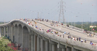 তৃতীয় শীতলক্ষ্যা সেতু হেঁটে পার হতে মানুষের ঢল