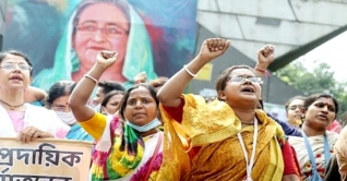 শাহবাগে রাস্তা অবরোধ করে গণঅনশন