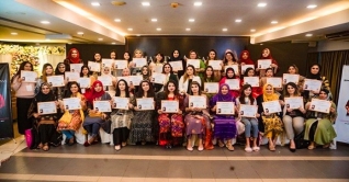 ৫০ জন মেকআপ আর্টিস্টের হাতে সনদ তুলে দিলেন সাহিদা আহসান ৫০ জন মেকআপ আর্টিস্টের হাতে সনদ তুলে দিলেন সাহিদা আহসান