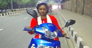 সেরা মায়ের পদক পাচ্ছেন বাইকার শাহনাজ সেরা মায়ের পদক পাচ্ছেন বাইকার শাহনাজ