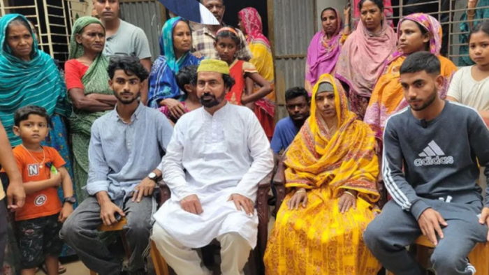 ৪০ বছর পর পরিবার খুঁজে পেয়েছেন বগুড়ার শেরপুর উপজেলার গাড়িদহ ইউনিয়নের মহিপুর কলোনির আঞ্জুমানারা।