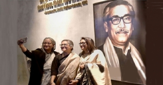 বঙ্গবন্ধুর প্রতিকৃতির সামনে সেলফি তোলেন প্রধানমন্ত্রী বঙ্গবন্ধুর প্রতিকৃতির সামনে সেলফি তোলেন প্রধানমন্ত্রী
