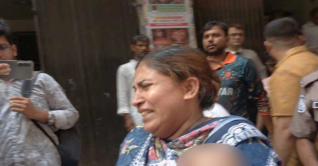 জামিন পেলেন শিশু সন্তানসহ কারাগারে যাওয়া সেই নারী জামিন পেলেন শিশু সন্তানসহ কারাগারে যাওয়া সেই নারী