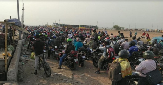 শিমুলিয়া ঘাটে ঘরমুখী মানুষের ঢল