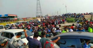 শিমুলিয়া ঘাটে ঘরমুখো মানুষের ঢল 